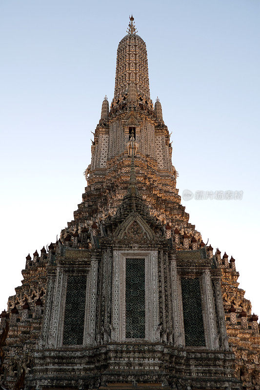 黄昏时分的Wat Arun寺，曼谷，泰国